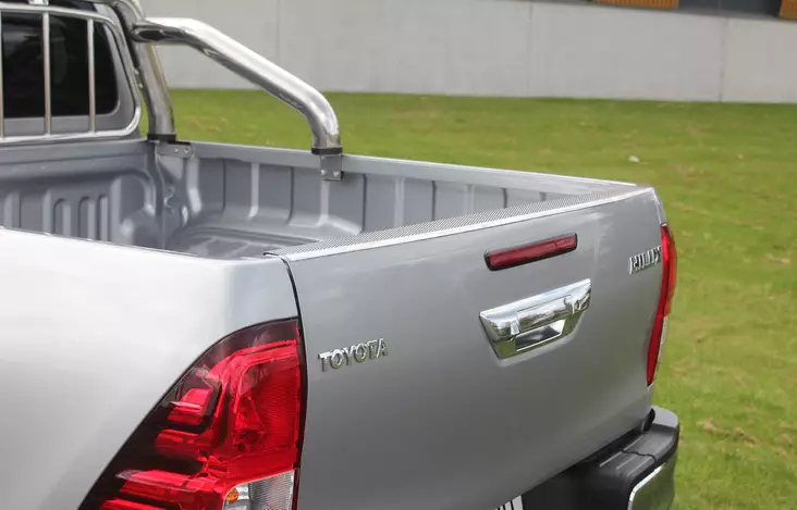 Kantskydd bakläm, Toyota Hilux 2016- - Bakre fotsteg och stötfångarskydd till transportbil - 8020102558 - 1